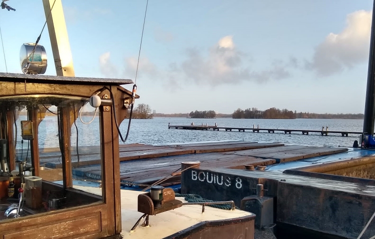 Duwboot en beunbak op het water.