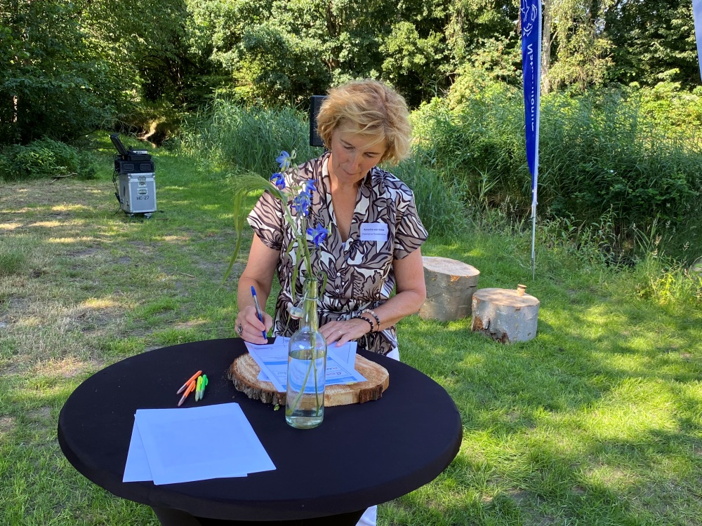 foto_4overdrachtsdoc_bestuur_NZV_low.jpg