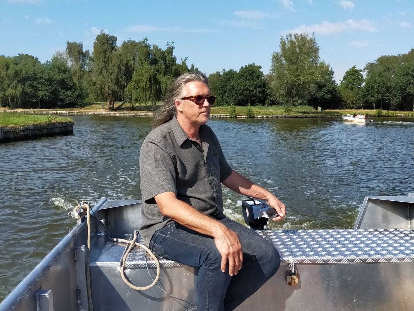 Tamme in boot op het water