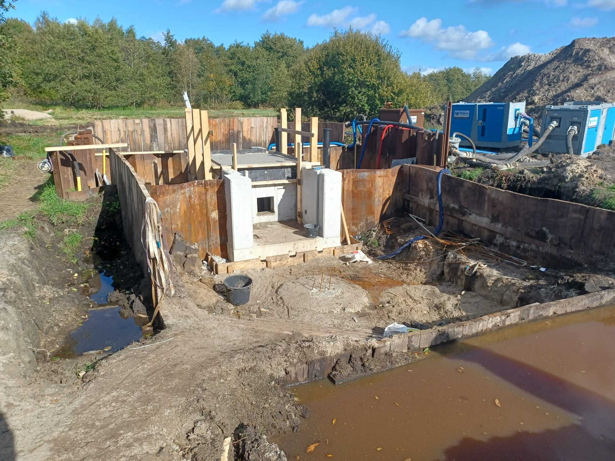 Bouwplaats met stalen en betonnen wanden