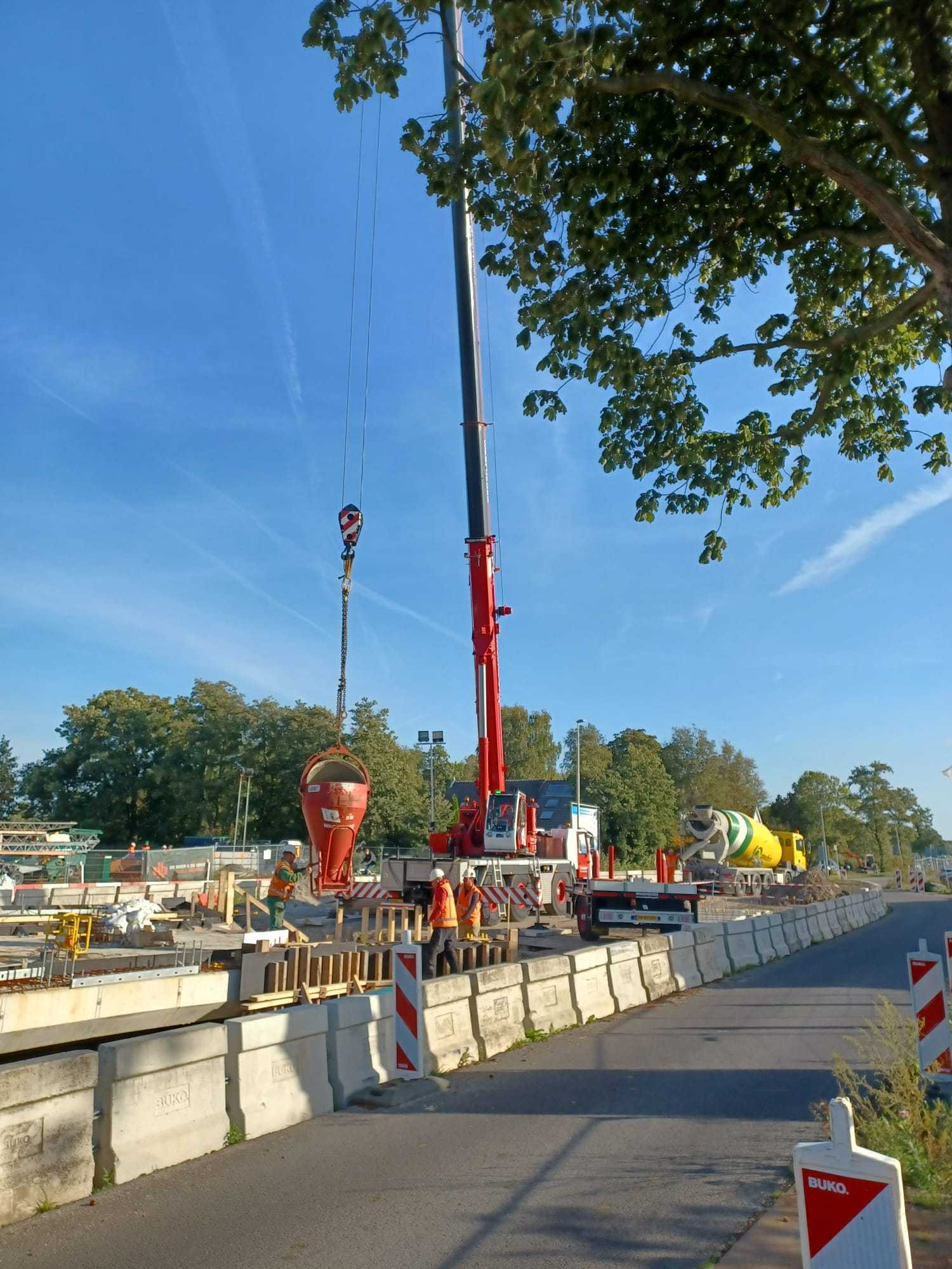 Bouwplaats naast weg waar beton wordt gestort