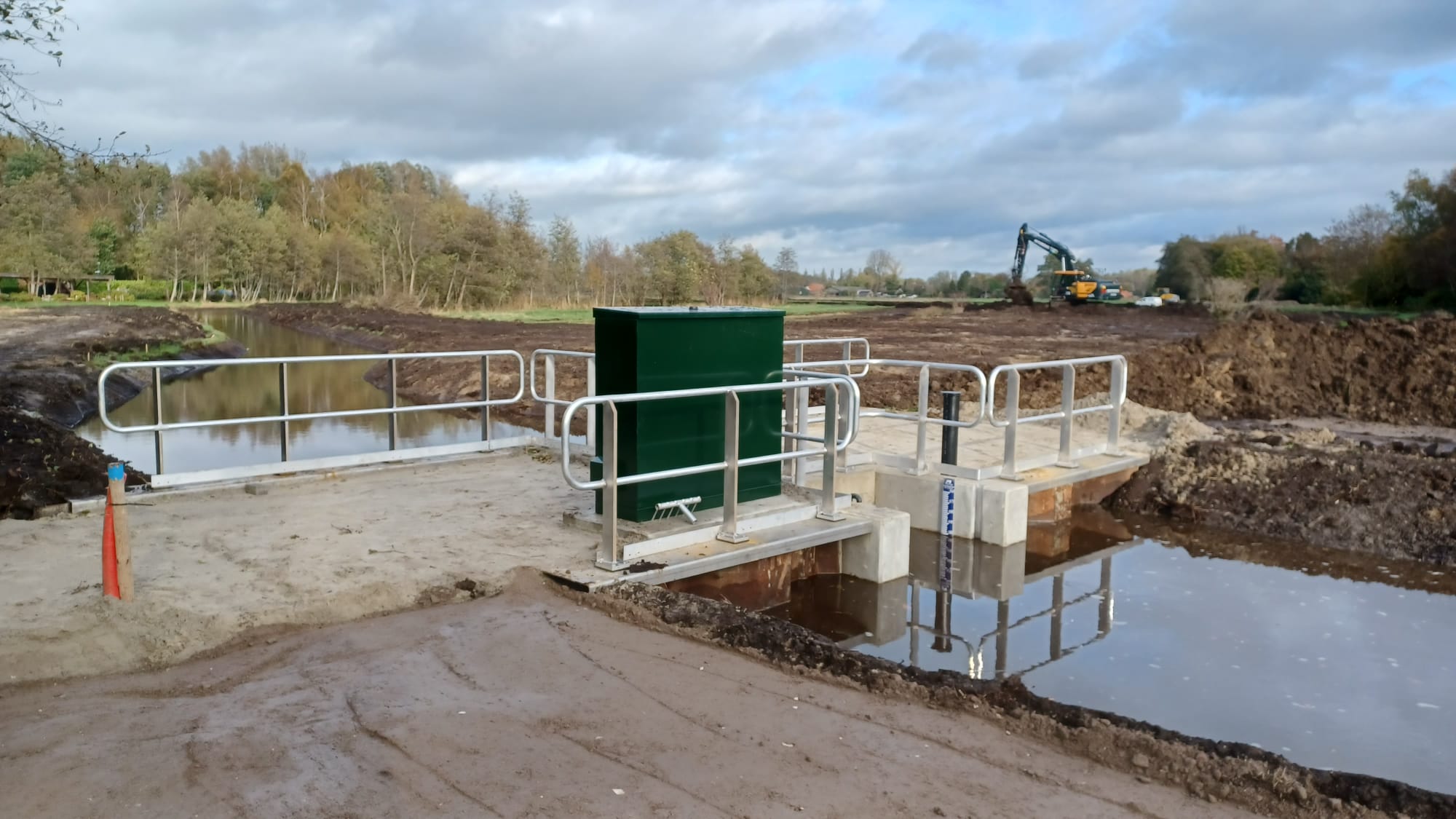 Gemaal met aan beide kanten water