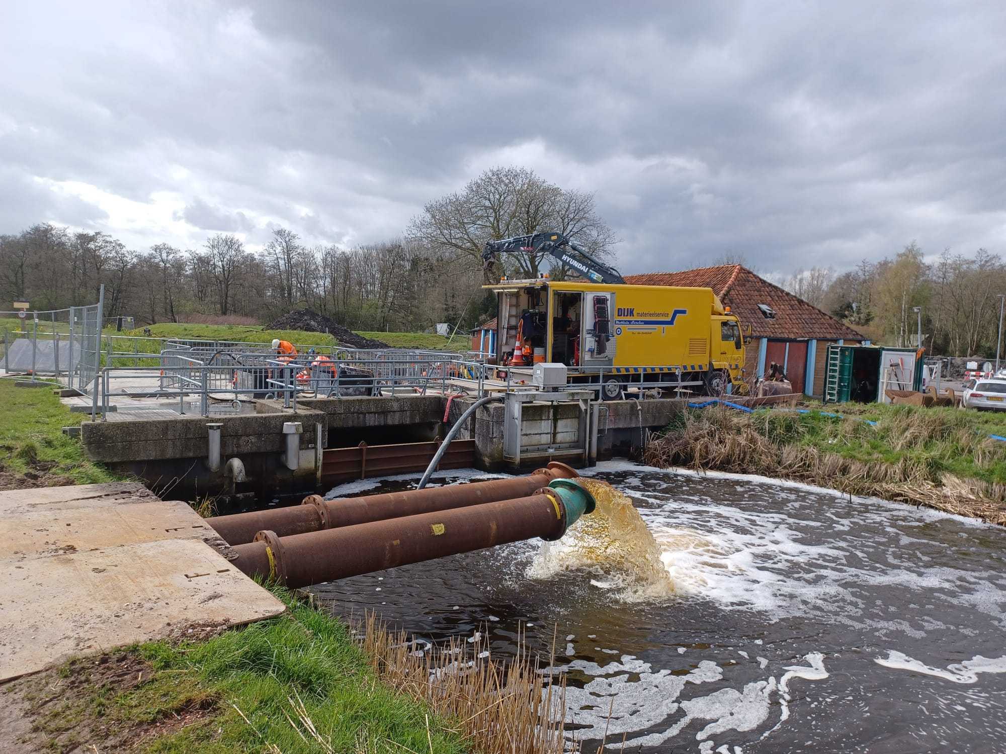 Bouwplaats met stromend water uit een pijpleiding