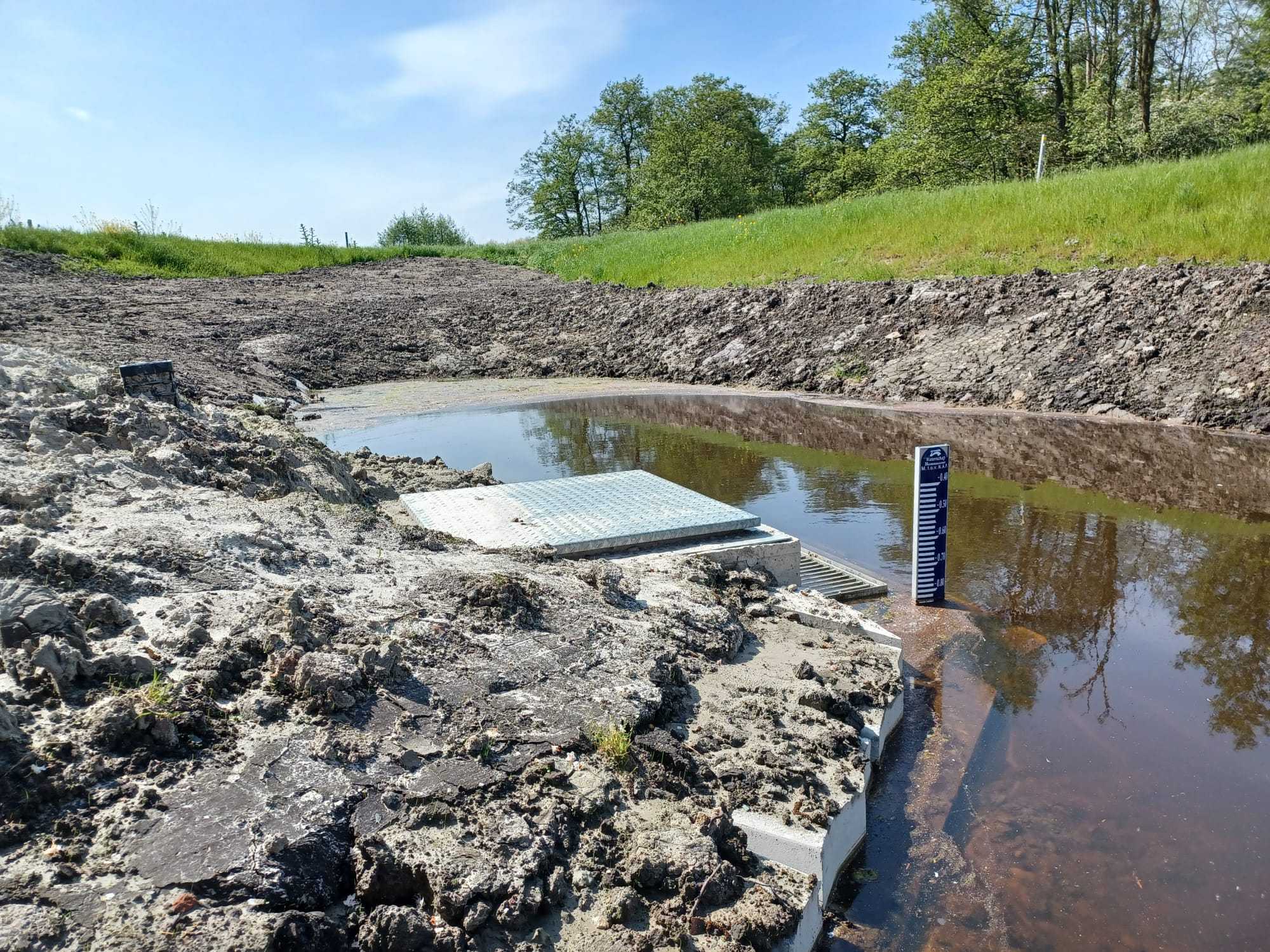 Een waterpeilmeter in het water