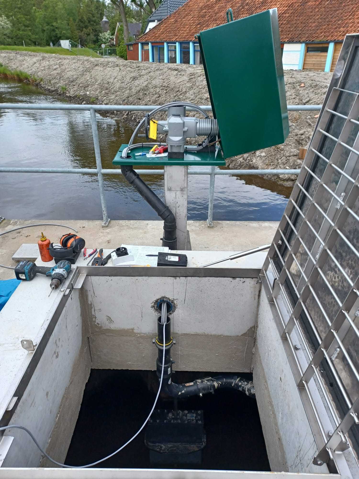 Wit luik met technische installatie