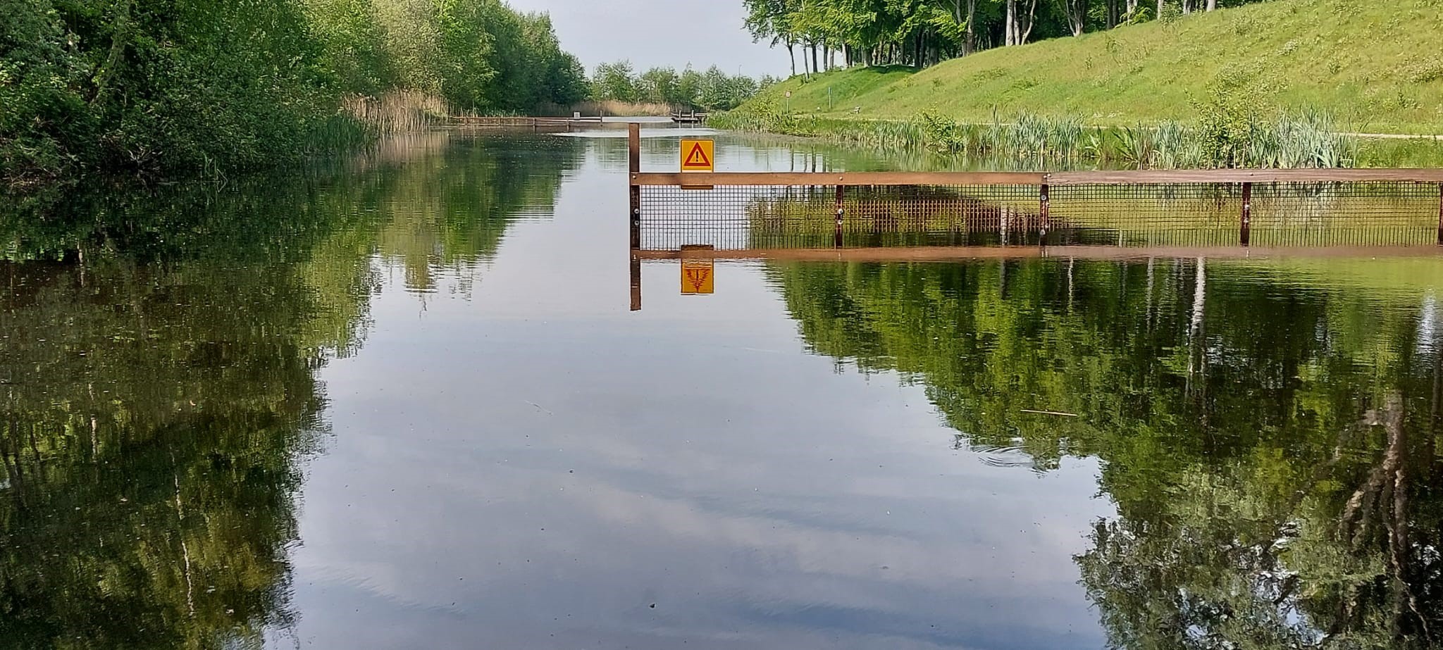 Sloot met in het water een houten frame met raster